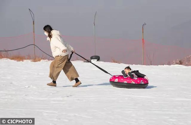 人们参与冰雪运动，享受其中的快乐与满足。